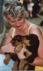 Auf diesem Bild - das war vor 12 Jahren, erster Kontakt Frau Gehre mit Airedale-Welpen, einer von beiden wurde der eigene Hund!
